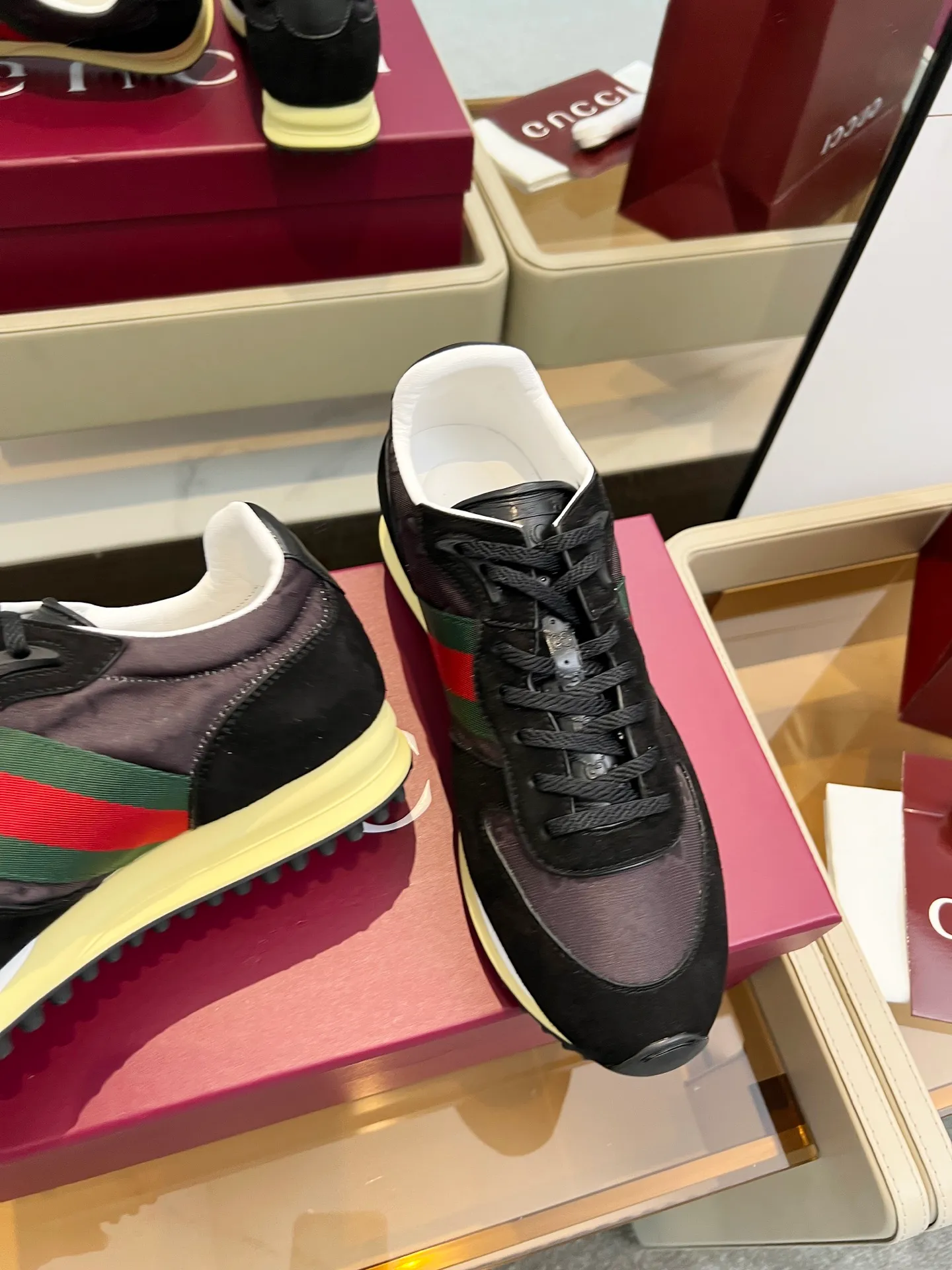 [G Home] P: 660💰 Men's Size: 40-44 (45 custom-made) GUCCI Gucci New Style When classic craftsmanship meets lazy fashion, this pair of Gucci men's casual shoes is the answer to refresh your wardrobe! The shoe body is made of soft calfskin and breathable fabric. Every step is as light as a cloud. The Italian tailoring releases the freedom of your feet, making daily travel a luxurious and comfortable experience. The iconic GG Supreme print on the side of the shoe low-key tells the brand's genes, and the metal horsebit embellishes the tongue, instantly lighting up the minimalist design; the contrasting webbing on the heel adds a smart layer, and the rubber serrated sole combines retro texture with modern anti-slip performance. Whether paired with jeans, a dress or wide-leg trousers, it can be the finishing touch of a look - languid yet sophisticated, effortless yet edgy.